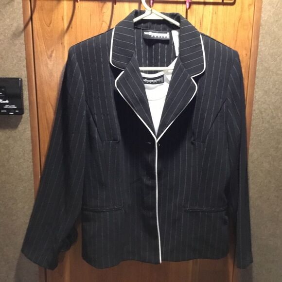 NWT. Sag Harbor Brand Women’s Size 12P 2 PC Blouse and Jacket Set - Picture 1 of 9